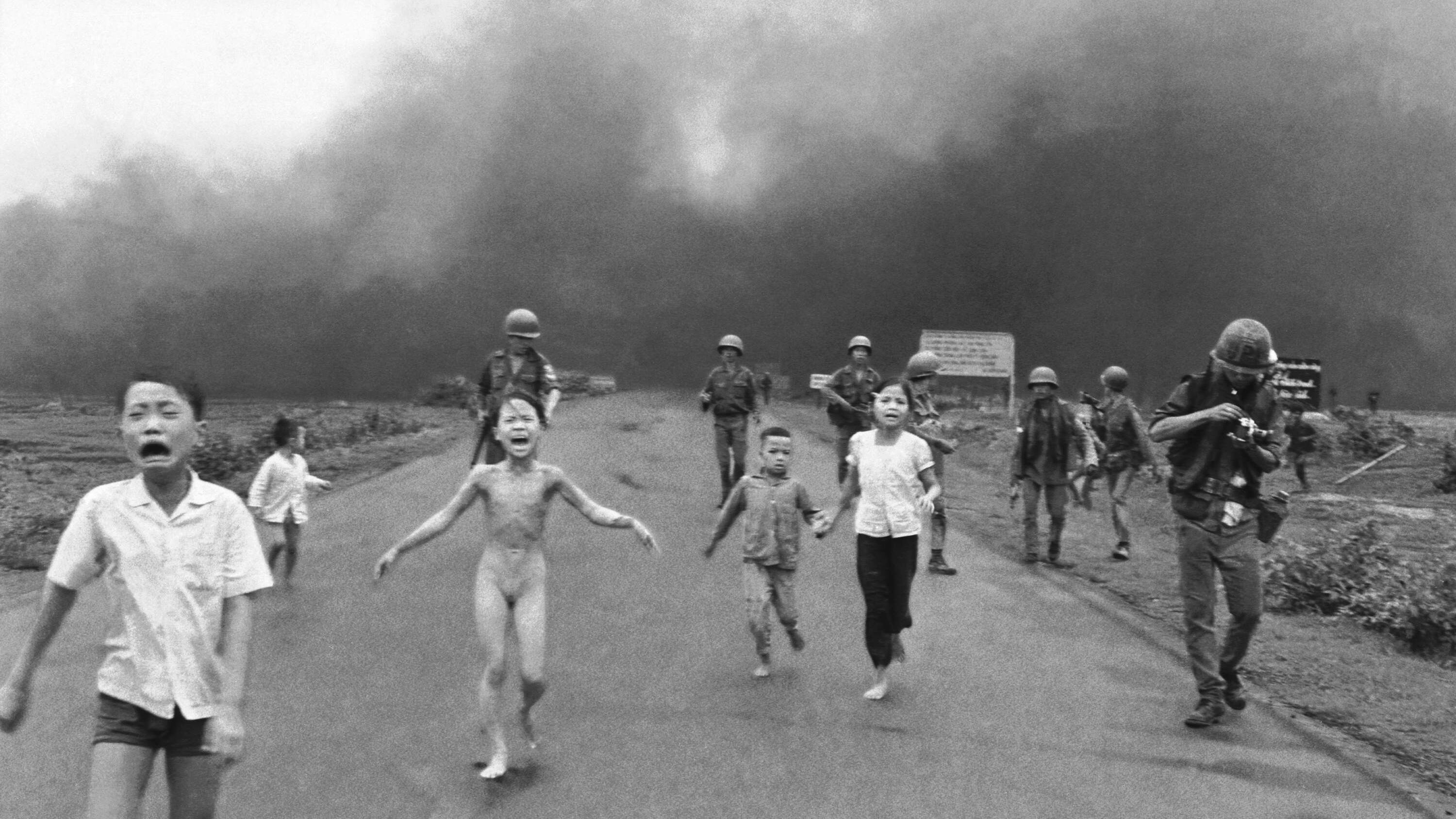 Zuckerberg censura la foto della bambina bruciata dal napalm