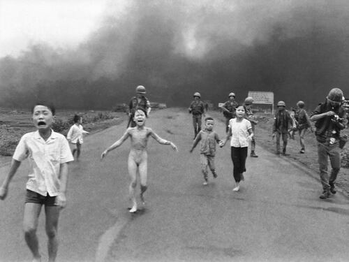 Zuckerberg censura la foto della bambina bruciata dal napalm