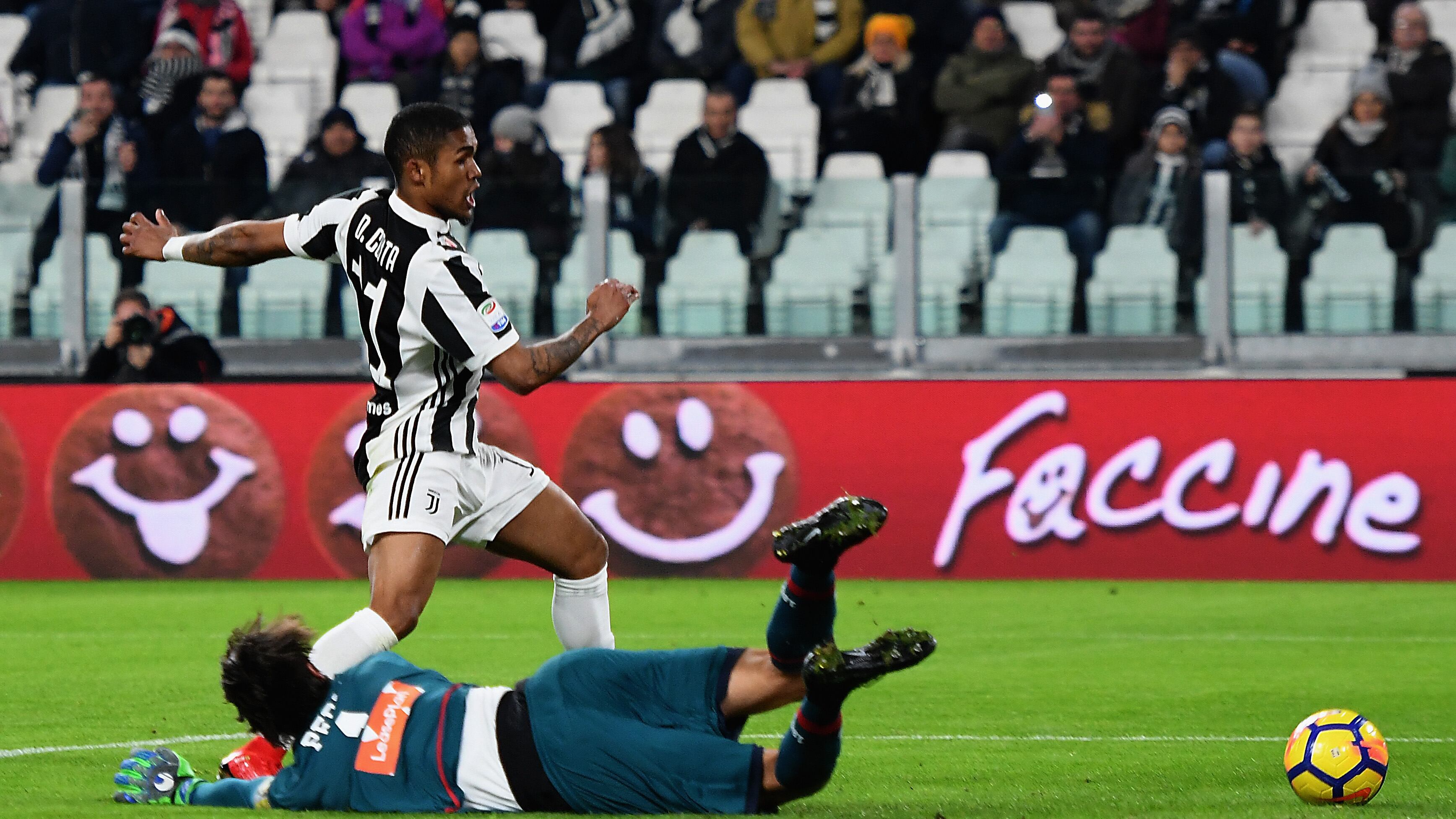 Signora avanti piano: basta Douglas Costa e resta in scia al Napoli