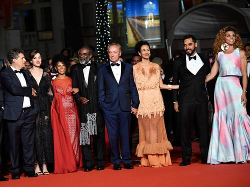 Addio cavalli e frecce, nel Far West del Duemila, banditi e avventurieri usano mitra e cellulari