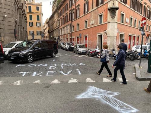 Fontana di Trevi, spuntano le indicazioni fai-da-te per disorientare i turisti