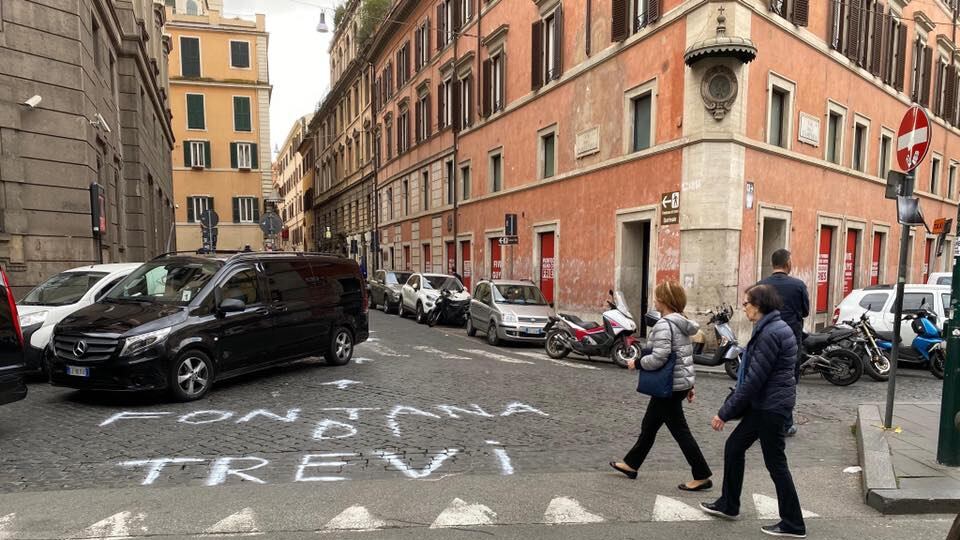 Fontana di Trevi, spuntano le indicazioni fai-da-te per disorientare i turisti