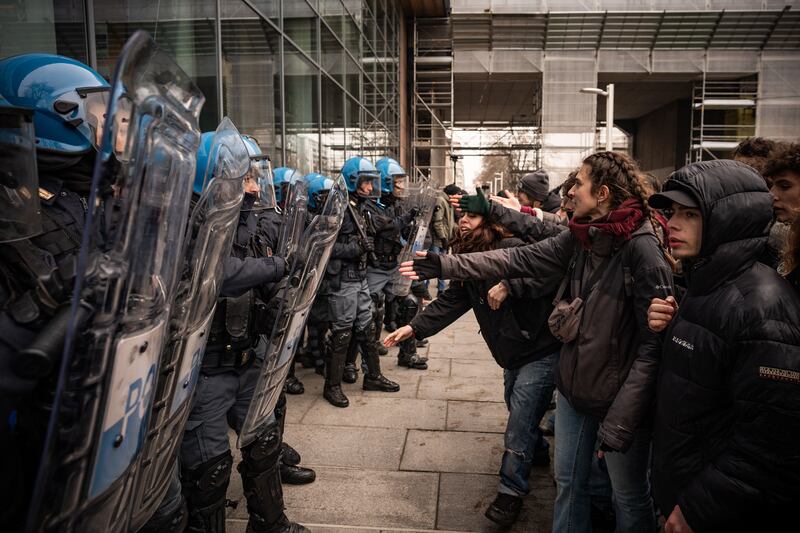 Gli scontri tra manifestanti e polizia a Torino 2