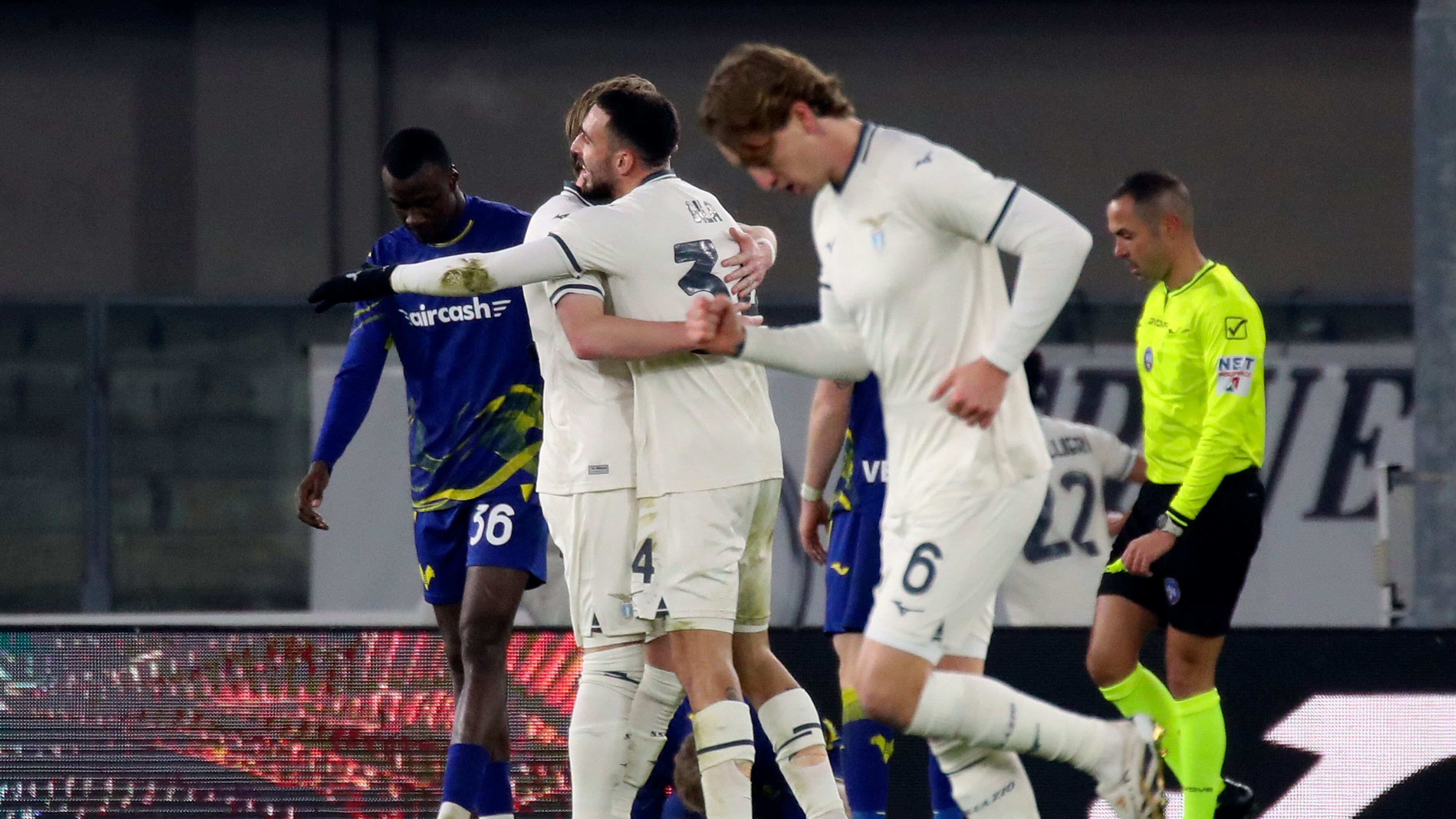 La Lazio passa di misura al Bentegodi: l'autogol di Nelsson beffa il Verona nel finale