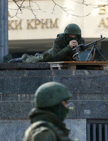 I soldati pattugliano la capitale della Crimea 3