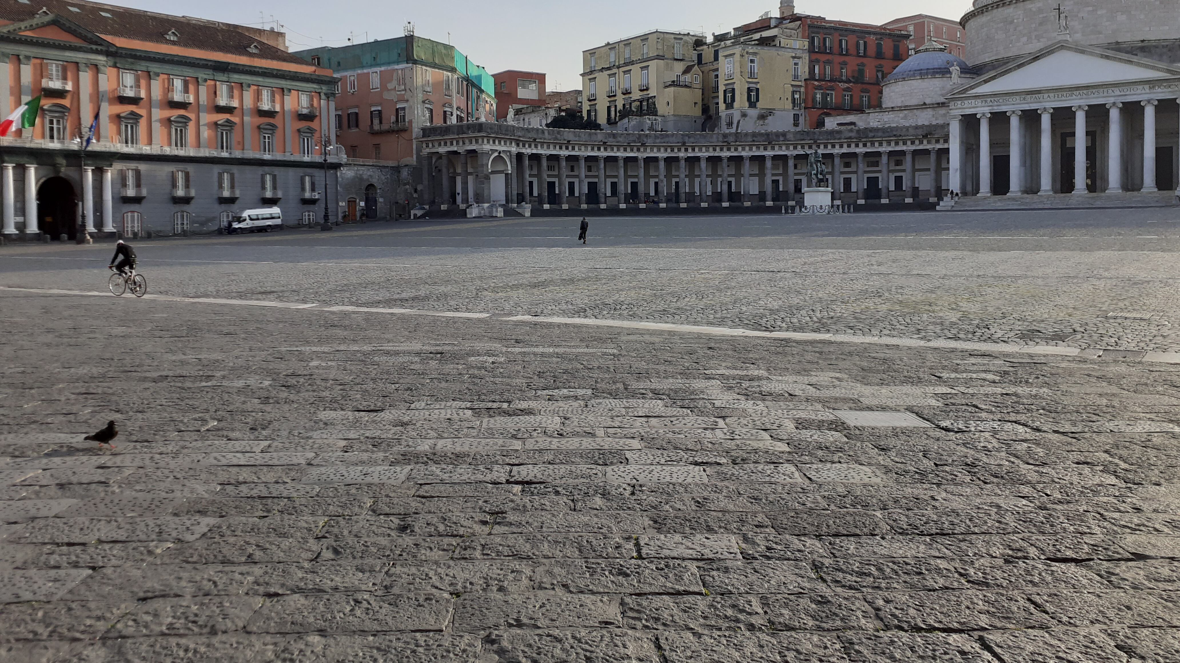 Coronavirus, Napoli si svuota: inizia la battaglia contro il nemico invisibile