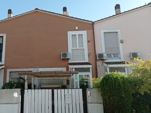 La villetta di "Lady Gucci" tra le bocche cucite