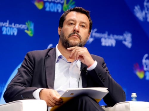 Spadafora attacca Salvini: "Insulti sessisti contro Carola". Il ministro: "Si dimetta"