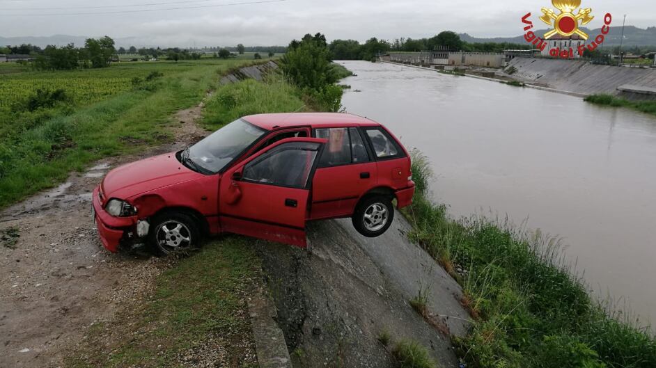 Vicenza, auto in bilico sul torrente: uomo salvato dai vigili del fuoco
