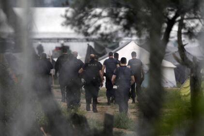 La polizia greca sgombera il campo profughi di Idomeni 16