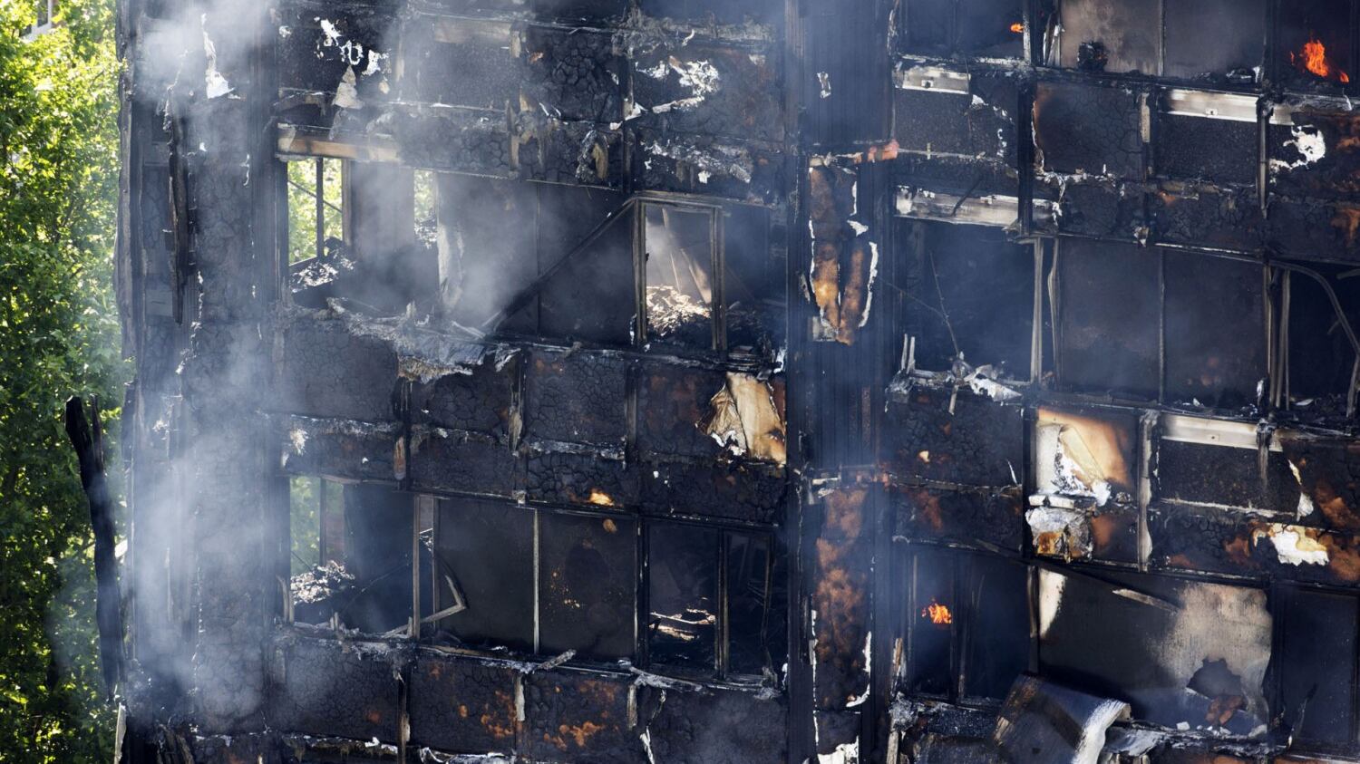 Incendio a Londra, l'ammissione della May: "Sostegno a vittime insufficiente"
