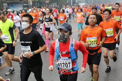 Pechino e smog: maratona si corre  con le mascherine 4