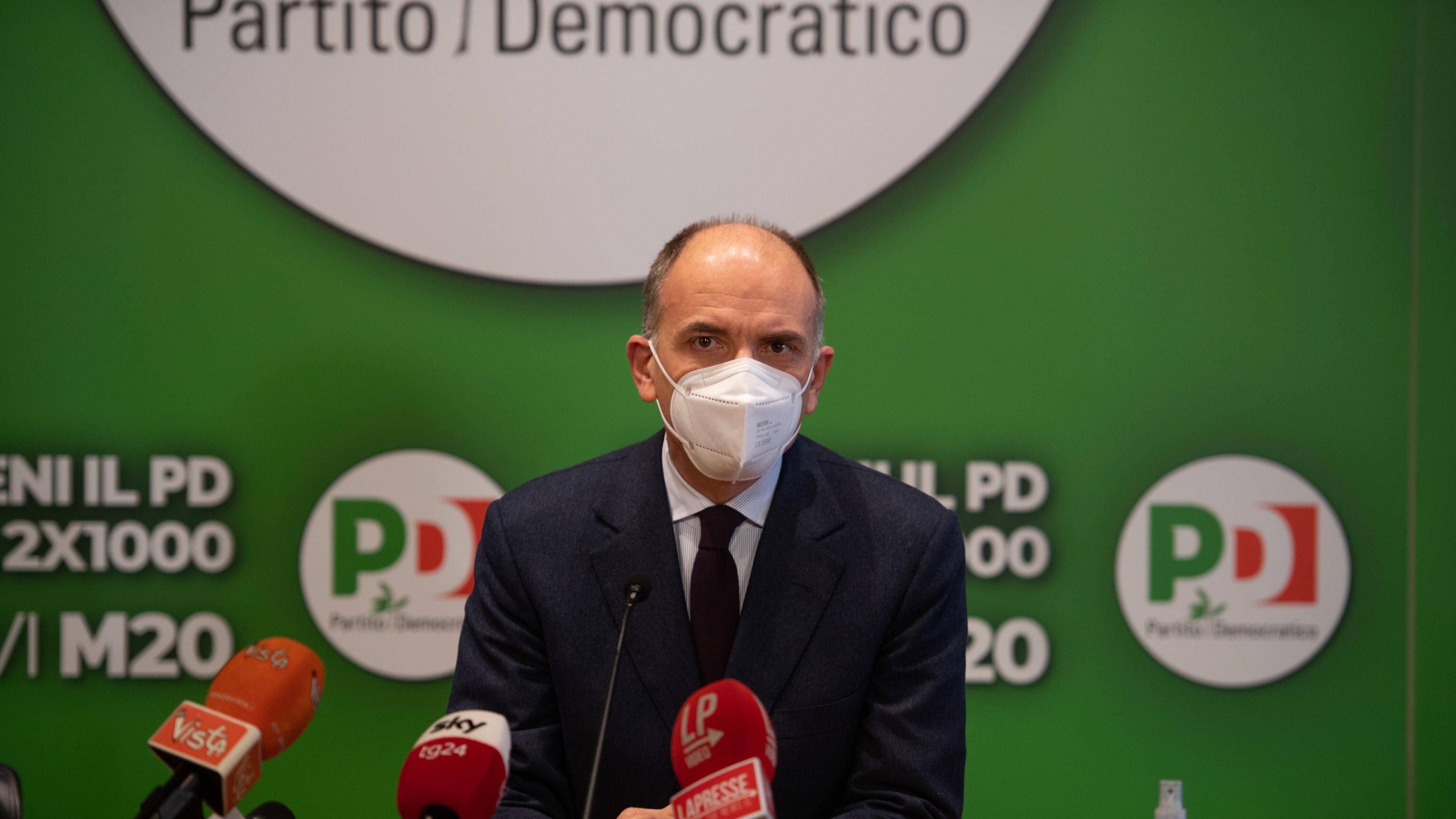 Letta è un disco rotto: riunisce i suoi per attaccare il Cav
