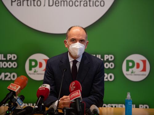 Letta è un disco rotto: riunisce i suoi per attaccare il Cav