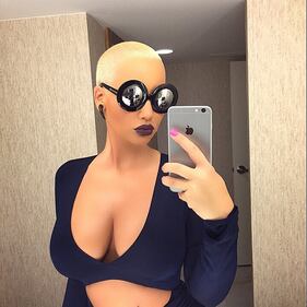Amber Rose: nuda in spiaggia, posta i selfie su Instagram 8