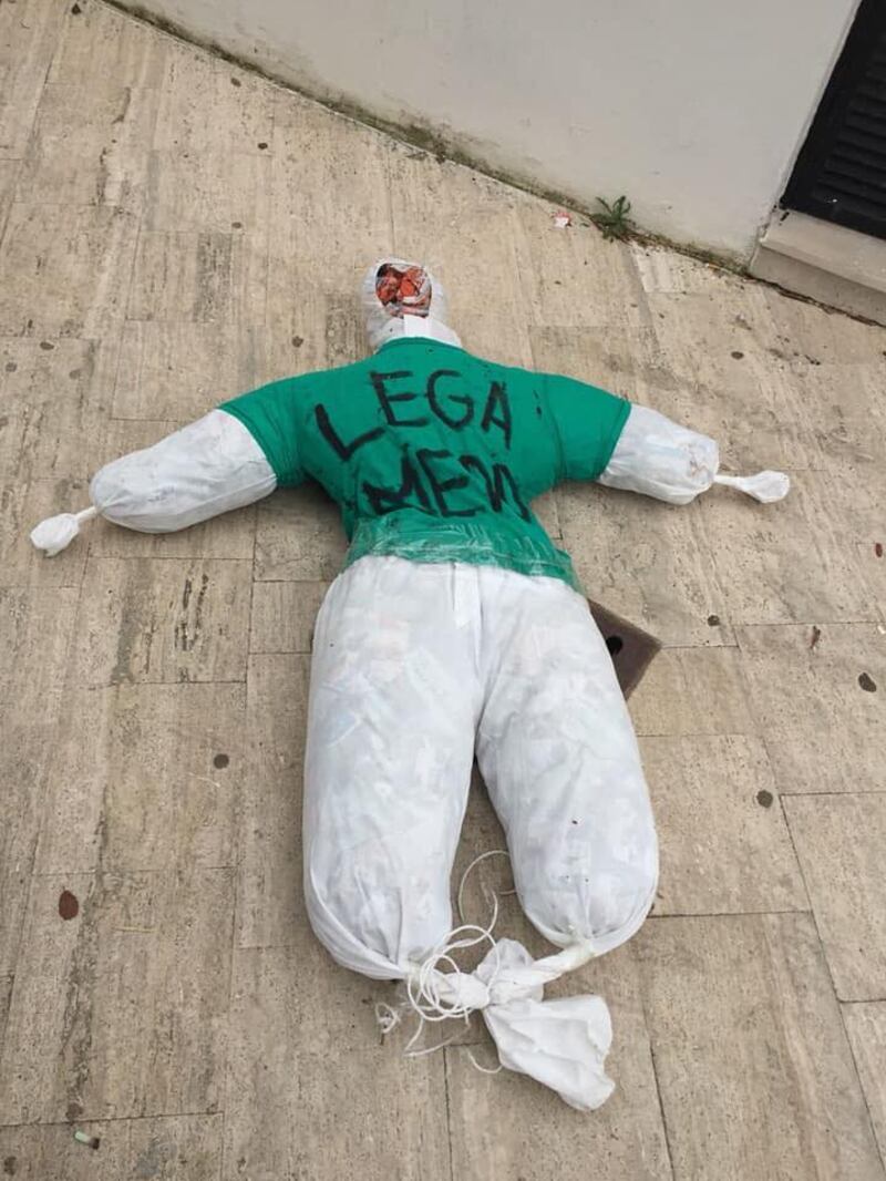 Quarto (Napoli), due fantocci appesi con insulti alla Lega 4
