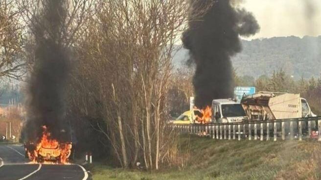 Assalto al portavalori: inferno di fuoco in strada. Colpito uno dei banditi, gravi le guardie giurate