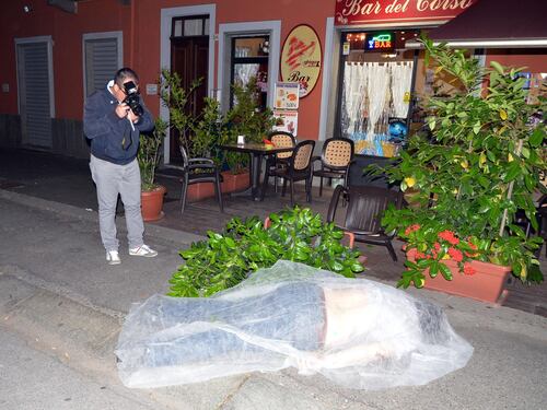 Reagisce a tentata rapina: barista crivellato di colpi