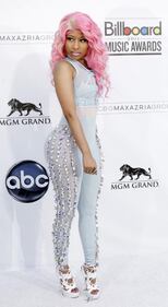 Nicky Minaj sexy con un abito di serpenti 33