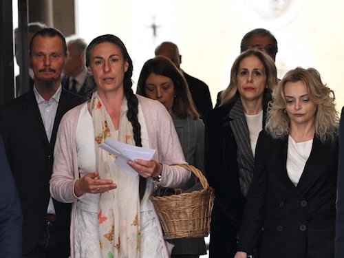 Famiglia nel bosco, la mamma non può vedere i figli nel giorno del compleanno
