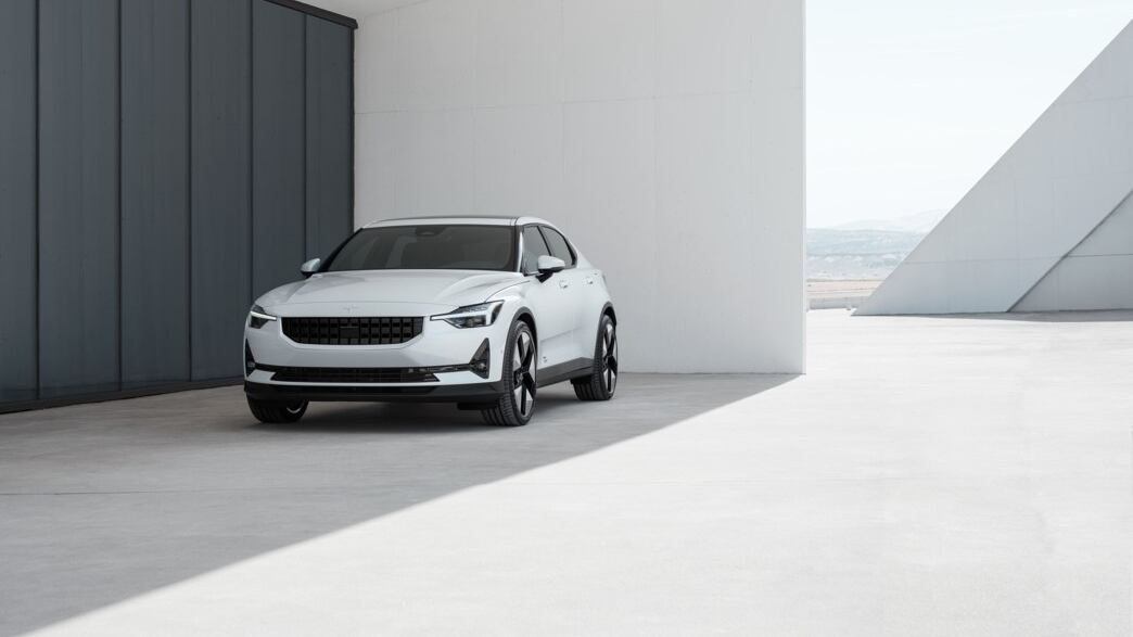 Polestar arriva in Italia, consegna in quattro settimane per l’elettrico che sfida Tesla