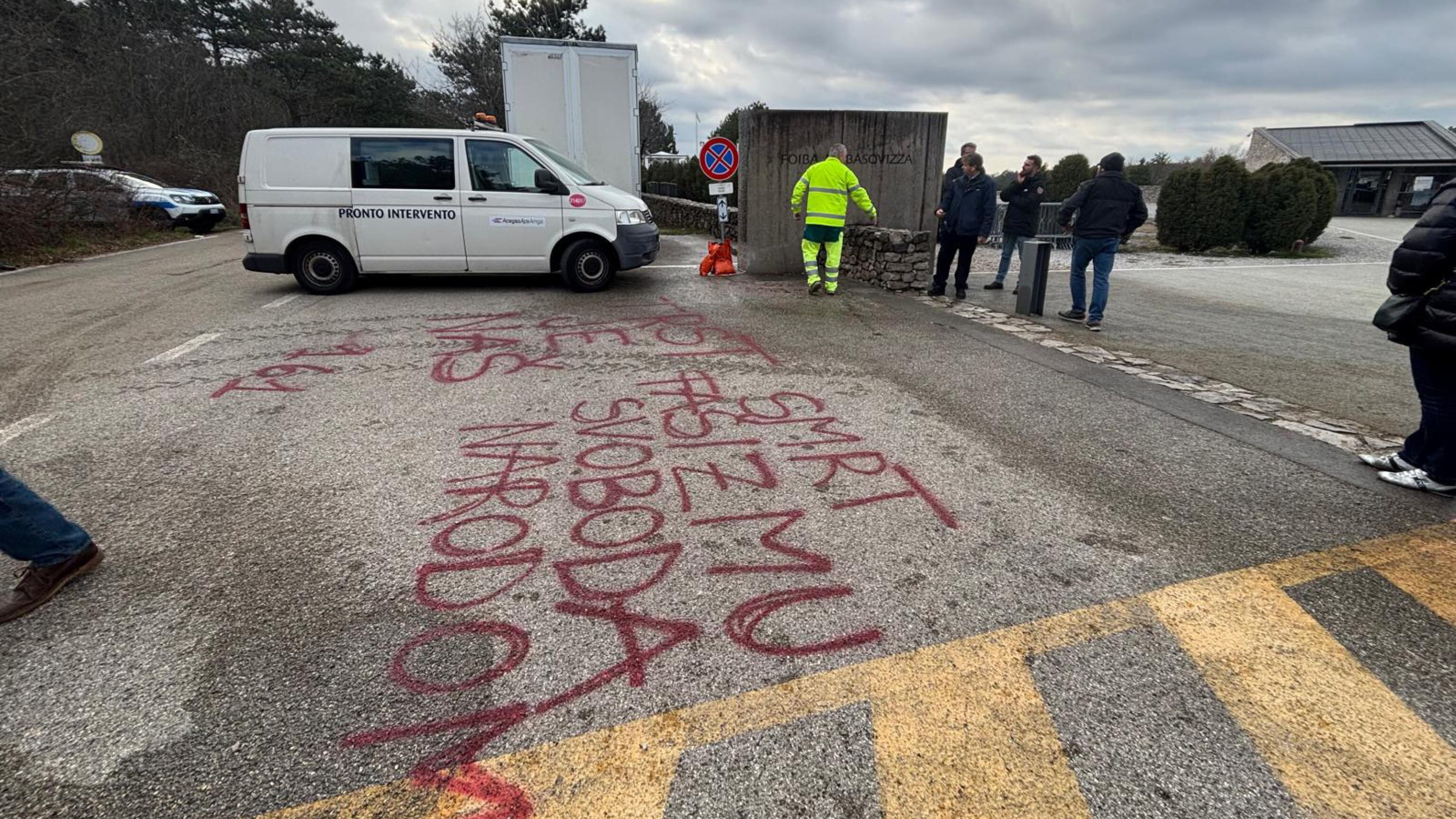 Sfregio alla foiba, Mattarella: "La storia non torna indietro". Meloni: "Oltraggio"