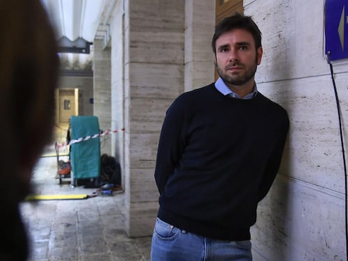Di Battista ricoverato all’Avana: “Lucido, ha parlato con i medici”. Il post sui social: “Ce la metterò tutta per tornare presto”