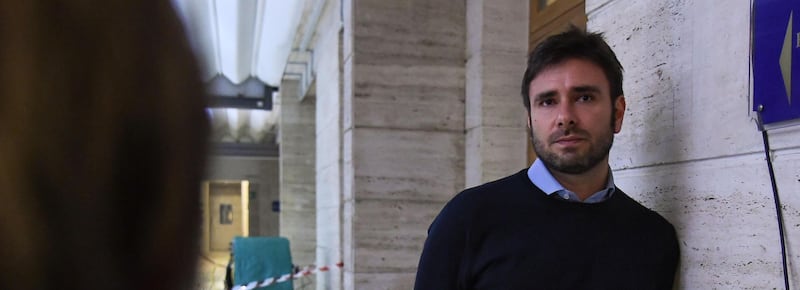 Di Battista ricoverato all’Avana: “Lucido, ha parlato con i medici”. Il post sui social: “Ce la metterò tutta per tornare presto”