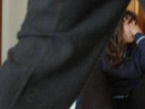 Egiziano picchia la moglie: il bambino chiama il 112 e le salva la vita