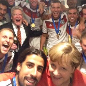 I calciatori tedeschi e gli scatti con la Merkel 1