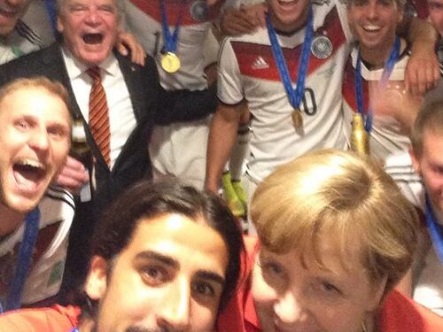 Gli scatti su Instagram e la foto con la Merkel