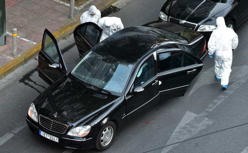 Una busta esplode nell'auto di Papademos 1
