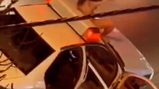 Iran, si spoglia e sale su un'auto della polizia: cosa sappiamo del video virale
