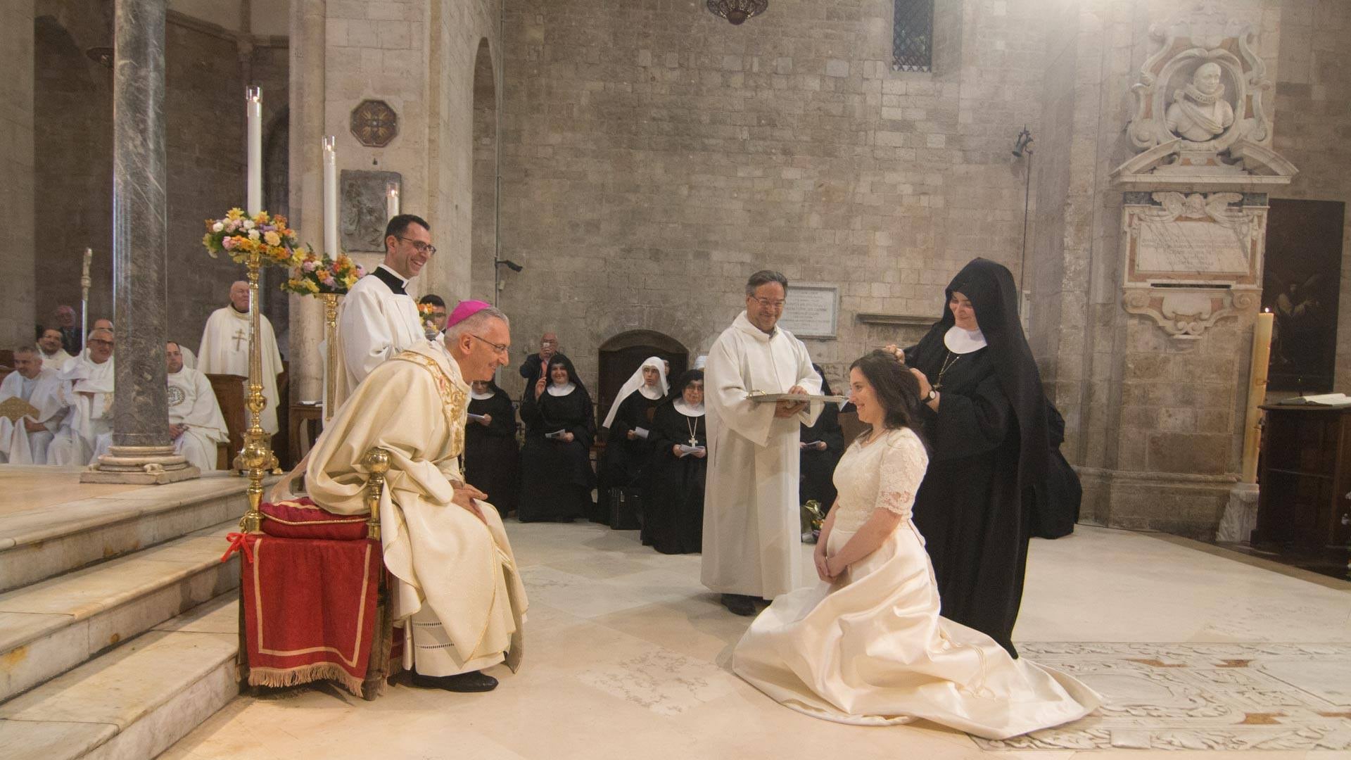 Il coraggio della clarissa vestita da sposa