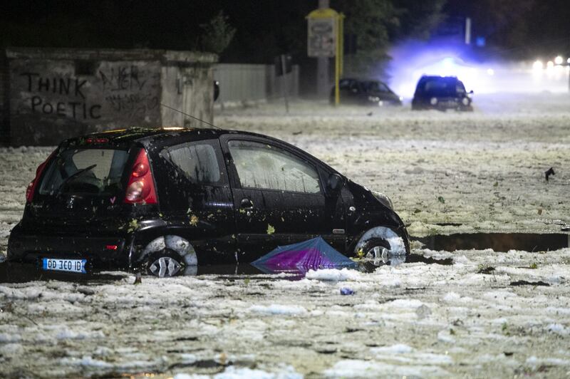 Roma in tilt per la grandine, strade inondate da acqua e ghiaccio 1