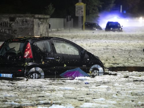 Roma in tilt per la grandine, strade inondate da acqua e ghiaccio