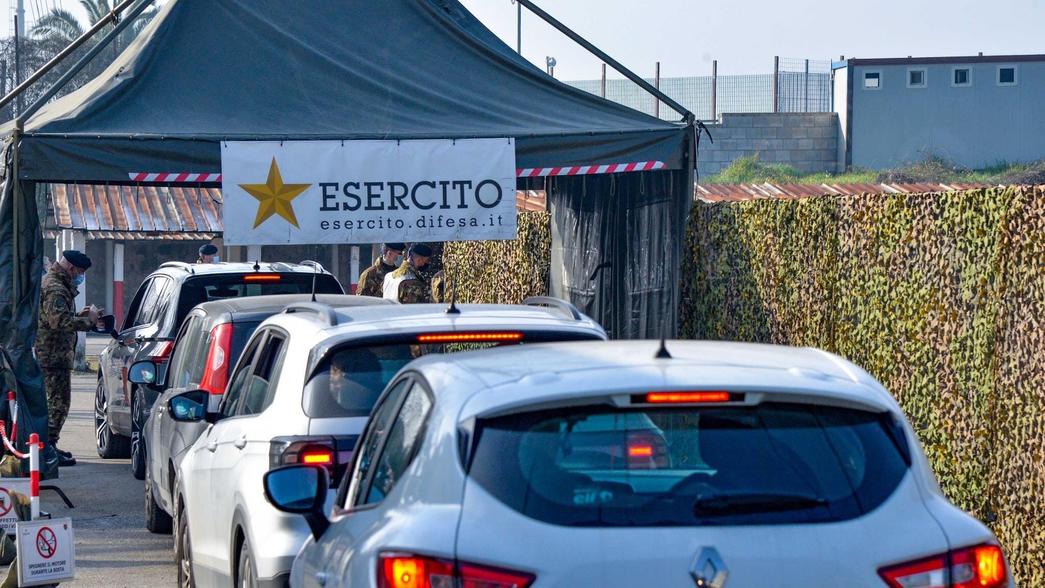Covid, esercito in campo. A Caserta nuovo centro vaccinale: "Qui mille vaccini al giorno"