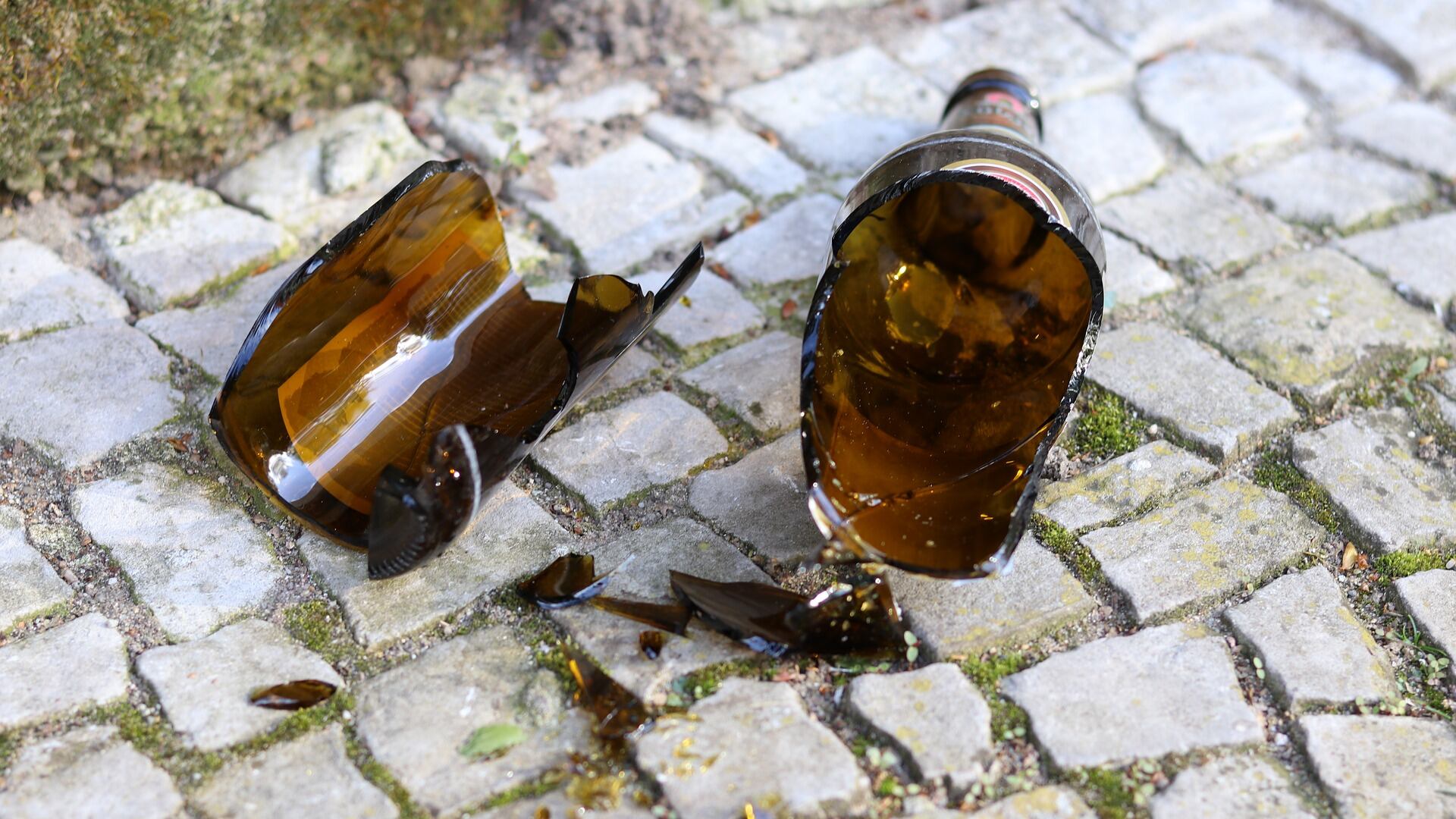 Minaccia i passanti con una bottiglia, arrestato