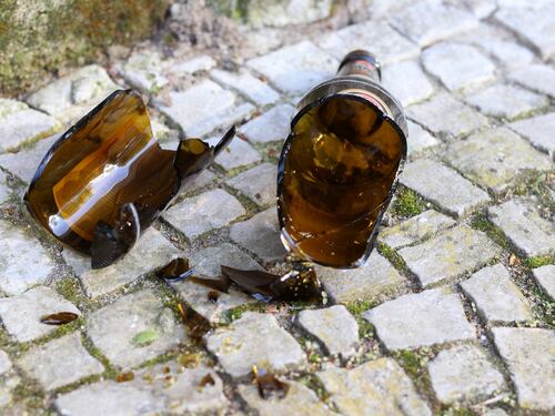 Lite fra indiani: tenta di sgozzarlo con una bottiglia rotta