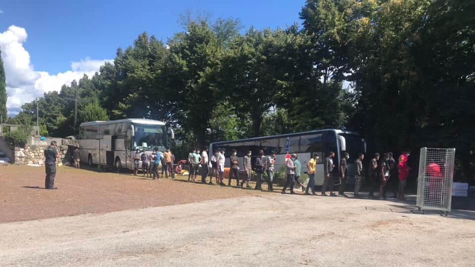 Ora spuntano i bus quarantena I migranti: "Noi dormiamo qui"