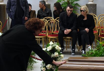 Maria De Filippi e il figlio alla camera ardente di Maurizio Costanzo 11