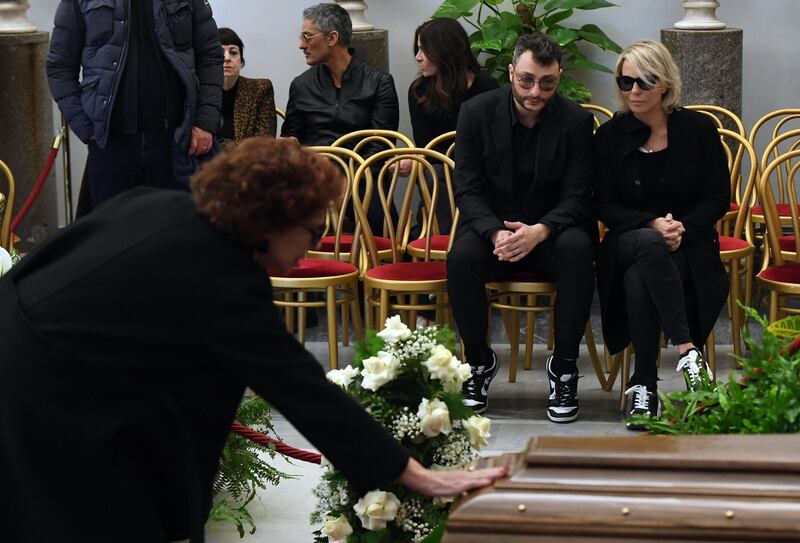 Dolore e commozione alla camera ardente di Costanzo