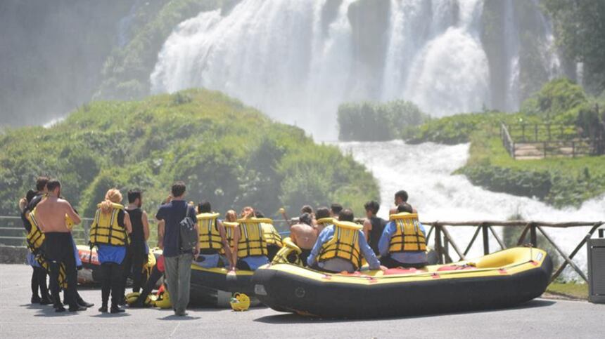 Terni, l'emozione del rafting sulle acque del fiume Nera