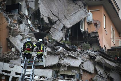 Roma, crollano tre piani di un palazzo 3