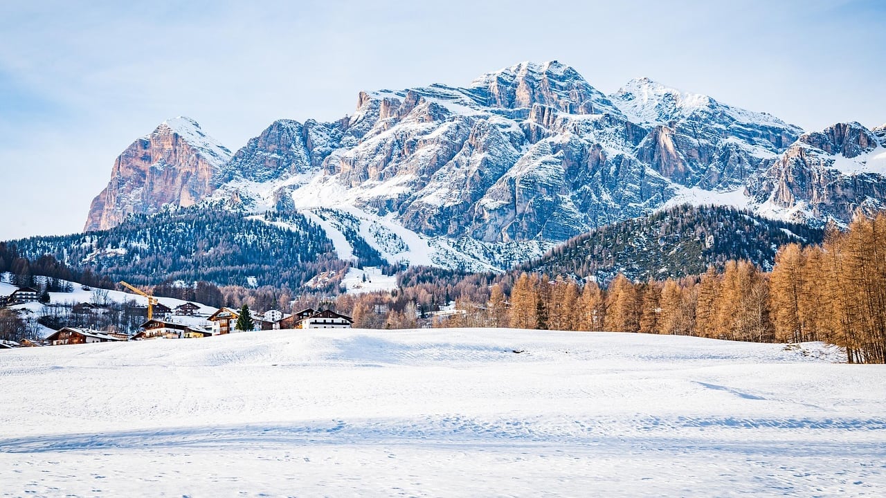 Si schianta contro un albero mentre scia. Muore un ragazzino a Cortina