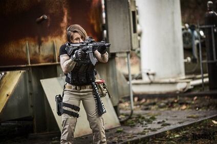 L'ex marine sexy che lotta contro il bracconaggio in Africa 7