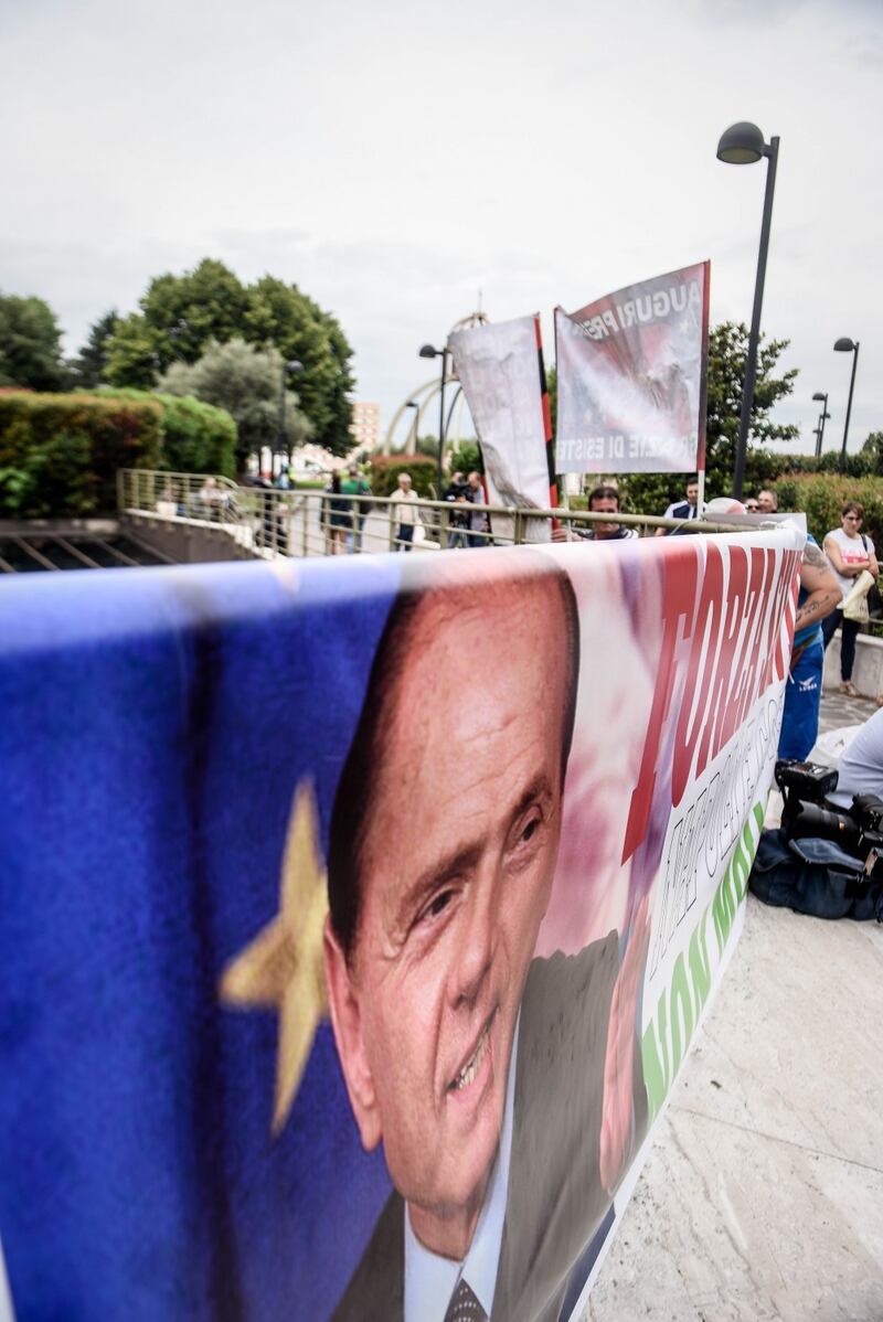 "Non mollare": l'abbraccio di tifosi e fan a Berlusconi 2