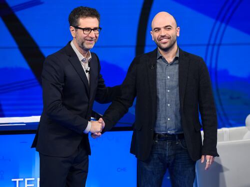 "Brutta figura planetaria". Anche Fazio solidarizza con il "martire" Saviano