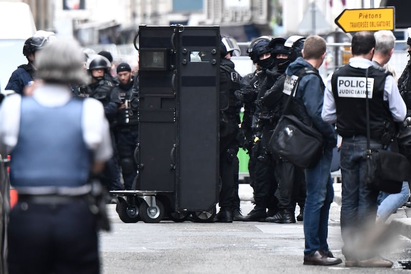 Parigi, uomo armato prende tre ostaggi 4