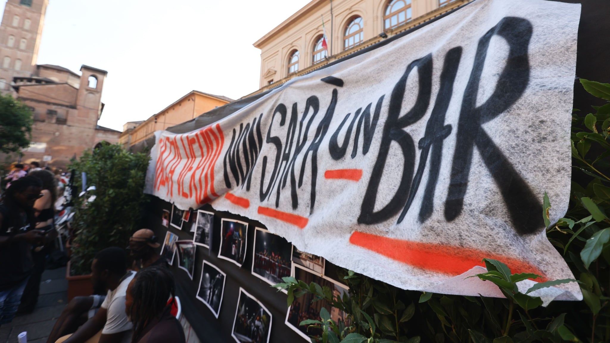 Bologna sotto ricatto dei collettivi rossi. Fdi rinuncia all'incontro: "Vogliamo tutelare le forze dell'ordine"